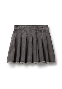 Falda de mezclilla plisada en gris oscuro con dobladillo deshilachado y detalles de costura, colocada plana sobre un fondo blanco.