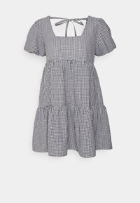 Zwart-witte geruite jurk met een vierkante halslijn, korte pofmouwen en een geplooide rok. Voorzien van een striksluiting aan de achterkant.