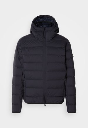 Geacă puf, albastră închis, matlasată cu secțiuni orizontale, cu fermoar frontal, glugă ajustabilă, manșete elastice și buzunare laterale. Textură netedă.