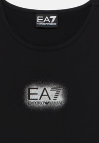 Fekete pamut póló, kerek nyakkivágással és középen ezüst szórt hatású EA7 Emporio Armani logóval.