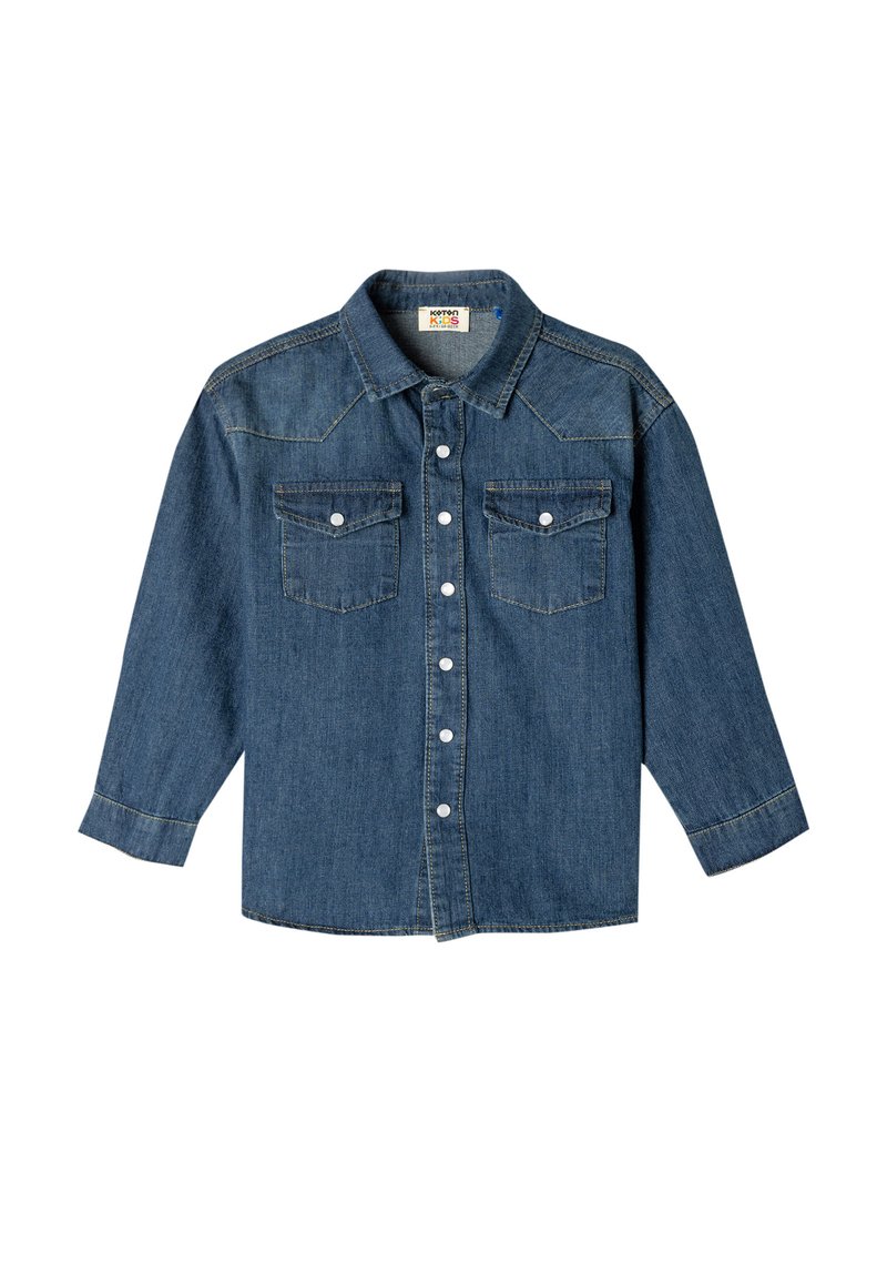 Denimskjorta i mörkblå med lång ärm, två bröstfickor med lock, spetsig krage, knappstängning framtill och kontrasterande sömmar.