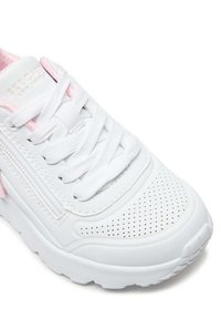Zapatilla blanca con detalles en rosa, diseño texturizado y perforado, y cordones planos. Cuenta con una lengüeta acolchada y costuras visibles a lo largo de las uniones.