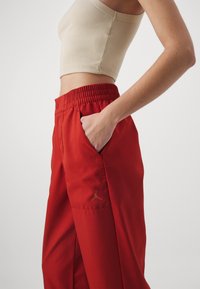Jordan CORE - Pantalones deportivos - dune red
