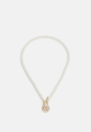 Colar de pérolas com um acabamento liso e branco. Apresenta um pendente em tom dourado com um design circular e detalhes em strass.