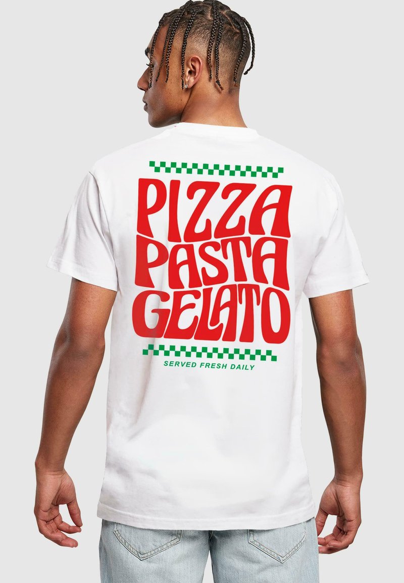 T-shirt en coton blanc avec un texte rouge en gras : "PIZZA PASTA GELATO" avec des accents à carreaux verts et un texte vert plus petit "SERVI FRAIS TOUS LES JOURS."