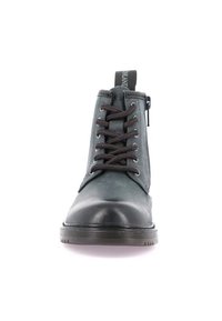 Stivaletto grigio scuro in pelle con punta arrotondata, lacci frontali, cerniera laterale e tomaia in tessuto testurizzato. Suola in gomma nera con battistrada sottile.