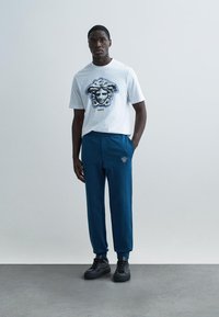 Versace GRECA MEDUSA PRINT - Μπλουζάκι με στάμπα - optical white