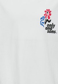 Hvid bomulds T-shirt med et farverigt grafisk design på venstre bryst, der viser et blomsterdesign og teksten "only and sons" i sort.