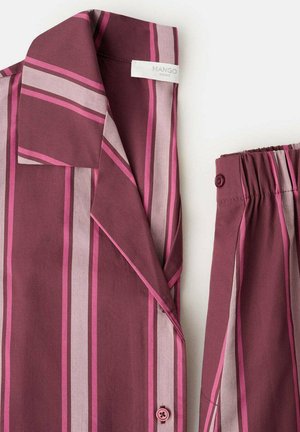 Zložen komplet pižame z navpičnimi črtami v odtenkih bordo rdeče, rožnate in svetlo bež, s gumbi in elastičnim pasom.