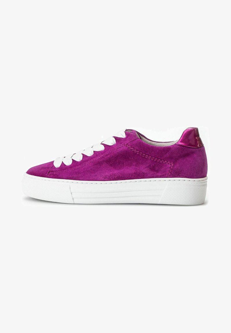 Fuchsia suede sneaker met witte veters, een gestructureerde witte rubberen zool en een glanzende roze hakaccent. Rondneus en minimalistisch ontwerp.