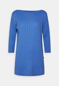 Pull bleu côtelé avec manches trois-quarts, encolure bateau et détail de boutons sur le côté. Texture douce et design à ourlet droit.