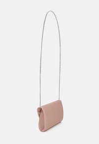 Blush pink håndtaske med en blød, struktureret overflade. Har en sølv kædеrem og et enkelt fold-over design. Kompakt og moderne form.