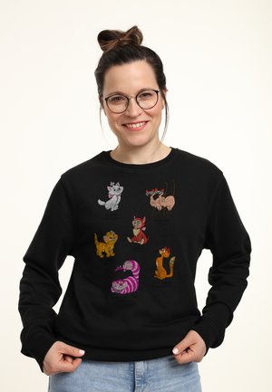 Černá mikina s barevnými kreslenými kočičími motivy na přední straně. Obsahuje šest postav: Marie, Oliver, Dinah, Si & Am, Čičikov a Settebello.