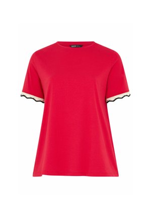 Rød T-shirt med korte ærmer, rund halsudskæring og hvid og sort bølget kant på ærmekanterne mod hvid baggrund.