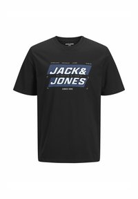 Sort bomulds-t-shirt med et blåt og hvidt grafik, der står "JACK & JONES" med vandrette striber og tekst nedenfor.