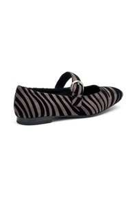 Zapato plano a rayas negro y gris con punta afilada y una sola correa sujetada por una hebilla plateada sobre fondo blanco.