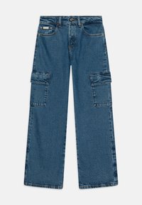 Pantalones cargo de mezclilla azul con un corte holgado, que cuentan con dos bolsillos laterales, costuras en contraste y un cierre de botón en la cintura.