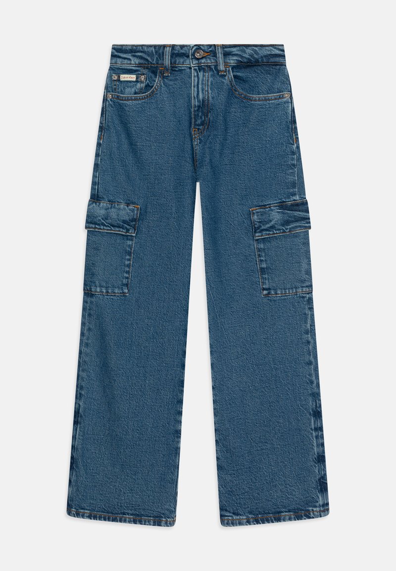 Pantalones cargo de mezclilla azul con un corte holgado, que cuentan con dos bolsillos laterales, costuras en contraste y un cierre de botón en la cintura.