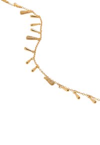 Bransoletka z złotego łańcuszka z wydłużonymi przywieszkami w kształcie kropli i teksturalnym akcentem. Polerowane wykończenie z przezroczystymi akcentami na wybranych przywieszkach.