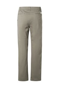 Pantalon beige à jambes droites avec passants pour ceinture, deux poches passepoilées à l'arrière et une petite étiquette de marque blanche sur le côté droit.
