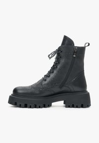 Czarne skórzane botki za kostkę z detalami w stylu brogue, płaskimi sznurowadłami, bocznym zamkiem błyskawicznym oraz masywną gumową podeszwą z teksturowanym wzorem antypoślizgowym.