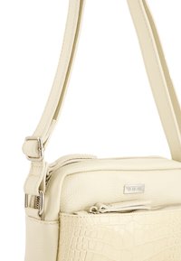 Beige Leder Schultertasche mit strukturiertem Krokodilmuster, einer Reißverschlusstasche und einem verstellbaren Tragegurt mit silbernen Hardware-Elementen.