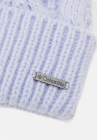 Jasnofioletowy dziany beret o prążkowanej strukturze, z metalową sylwetką logo w kolorze srebrnym. Wykonany z miękkiej przędzy, zapewniającej ciepło i komfort.