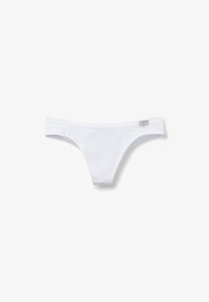 Witte katoenen damesstring met een klein stoffen merketiket op de tailleband, weergegeven op een effen witte achtergrond.