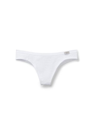 Tanga de mujer de algodón blanco con una pequeña etiqueta de tela de la marca en la cintura, mostrado sobre un fondo blanco liso.