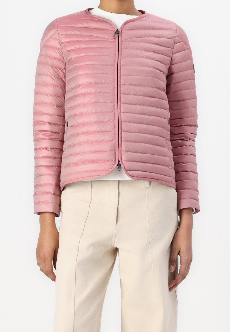 Ljusrosa vadderad jacka med rund halsringning och dragkedjestängning. Har horisontell sömnad och figursydda långa ärmar.