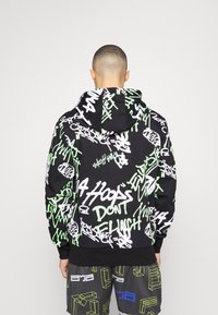 Felpa nera con cappuccio e testo graffitato bianco e verde, compreso "4 HOOPS DON'T FLINCH", dotata di cappuccio con cordino e polsini a costine.