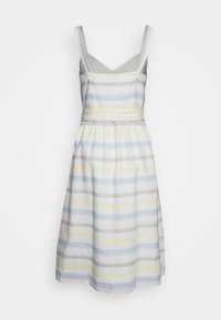 Robe sans manches avec un corsage ajusté et une jupe évasée, ornée de rayures pastel horizontales en bleu, jaune, vert et blanc.