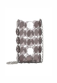 Dischi circolari trasparenti in varie tonalità di grigio formano una borsa elegante e strutturata. Presenta dettagli metallici e una tracolla a catena.