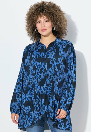 Blauw en zwart geplooid blouse met lange mouwen en een knoopsluiting kraag, met abstracte tekstpatronen en een losse pasvorm.