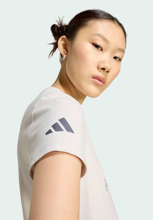 adidas Women's Audi Revolut F1 Team DNA Graphic Tee Chalk Pearl — foto 4