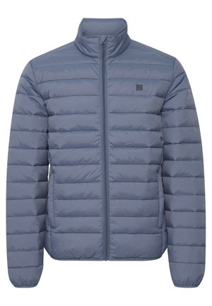 Giacca imbottita azzurra chiaro con colletto rialzato. Presenta pannelli trapuntati orizzontali, una chiusura frontale con zip e polsini elasticizzati.