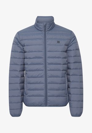 Giacca imbottita azzurra chiaro con colletto rialzato. Presenta pannelli trapuntati orizzontali, una chiusura frontale con zip e polsini elasticizzati.