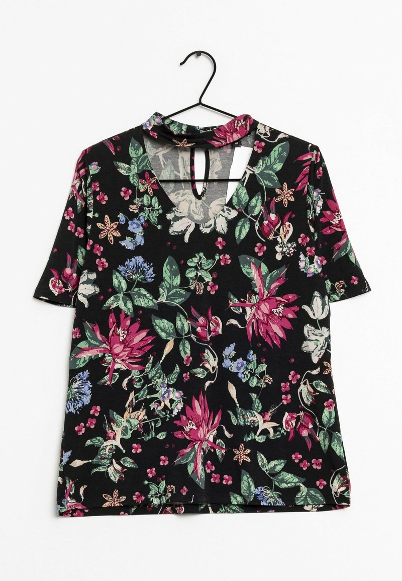 Bloemige top met korte mouwen met een zwarte achtergrond en roze en blauwe bloemen, een V-hals met een uitsnede en een zachte stofstructuur.