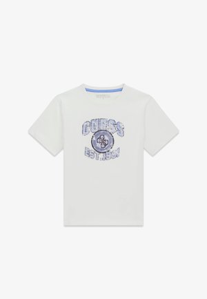 Biały t-shirt z krótkim rękawem, z niebieskimi cekinowymi napisami "GUESS EST. 1981" i okrągłym logo na środku, wykonany z organicznej bawełny.