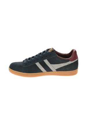 Sneaker in camoscio blu scuro con strisce grigie, dettagli marroni, chiusura con lacci e suola in gomma. La vista laterale mostra un design snello.