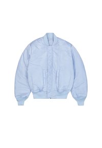 Ανοιχτό γαλάζιο μπουφάν τύπου bomber από λείο, καπιτονέ υλικό. Διαθέτει ριμπ μανσέτες, στρογγυλή λαιμόκοψη και δύο μπροστινές τσέπες. Κλείνει με φερμουάρ.