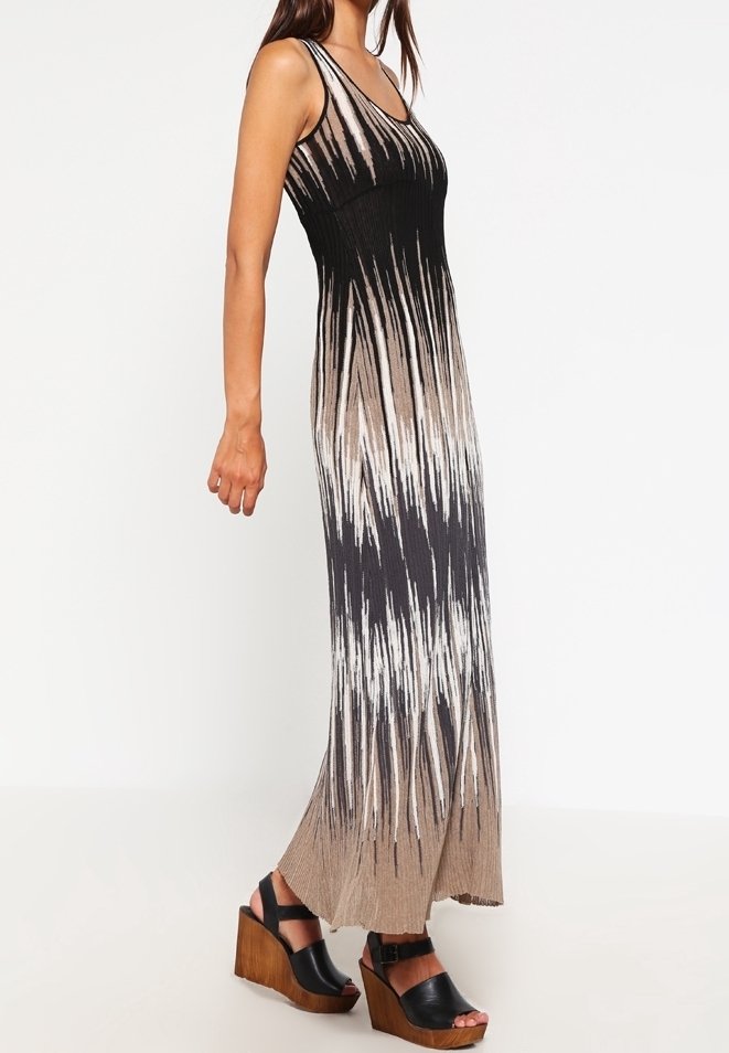 Robe maxi en tissu côtelé avec un dégradé du noir au beige et des rayures verticales. Dotée de fines bretelles et d'une silhouette ajustée.