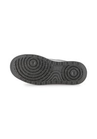 Sola de sapato de borracha preta com padrões de pisada circulares e ondulados. Apresenta dois acabamentos de borracha arredondados e uma borda texturizada para maior aderência.