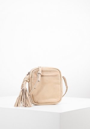 Beige leren crossbodytas met gevlochten band en kwastje, rechthoekige vorm, klein formaat en zichtbare merknaam op het voorvak.