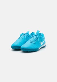 Türkise Sportschuhe mit strukturiertem Obermaterial, Schnürverschluss und einem weißen Swoosh-Logo. Verfügt über eine robuste, multidirektionale Traktionssohle.
