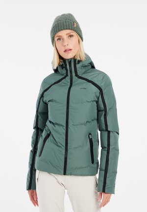 Groene pufferjack met zwarte accenten, ritszakken en een capuchon. Bevat gestikte secties en een logo nabij de rits. De textuur is glad.