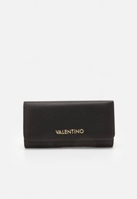 Juodas tekstūruotas odinis piniginė su sulenkimo dizainu ir auksiniu "VALENTINO" logotipu priekyje. Kompaktiška ir elegantiška, su minimaliais akcentais.