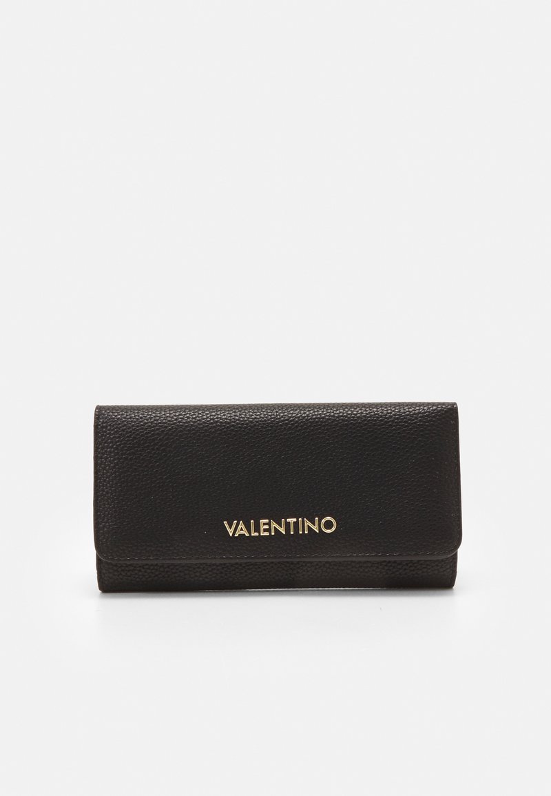 Juodas tekstūruotas odinis piniginė su sulenkimo dizainu ir auksiniu "VALENTINO" logotipu priekyje. Kompaktiška ir elegantiška, su minimaliais akcentais.