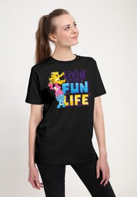 Černé tričko s barevnými kreslenými medvědy a nápisem „Žiju zábavný život“ v živých písmenkách. Bavlněný materiál, volný střih.