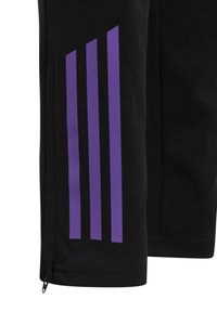 Czarne spodnie sportowe z purpurowymi ukośnymi paskami i kieszenią na zamek. Wykonane z gładkiego materiału, zaprojektowane z myślą o komforcie i elastyczności.